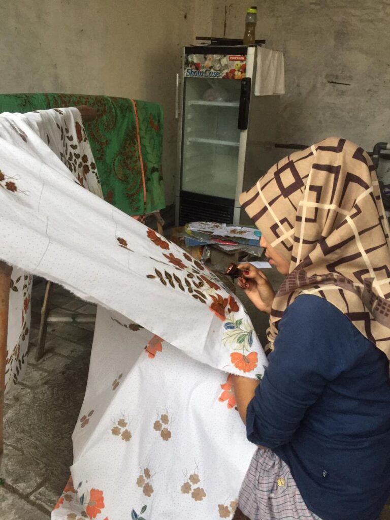 Seni batik Sidoarjo, Salah satu pusat seni di indonesia, Sidoarjo telah merajut kisah di setiap benang dan warna, sejarah batik di Sidoarjo yang patut diungkap.
